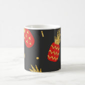 Ananas, Glitzer, schwarzer Hintergrund. Kaffeetasse (Mittel)