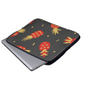Ananas, Glitzer, schwarzer Hintergrund. Laptopschutzhülle (Vorne Knopf)