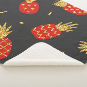 Ananas, Glitzer, schwarzer Hintergrund. Sherpadecke (3/4)