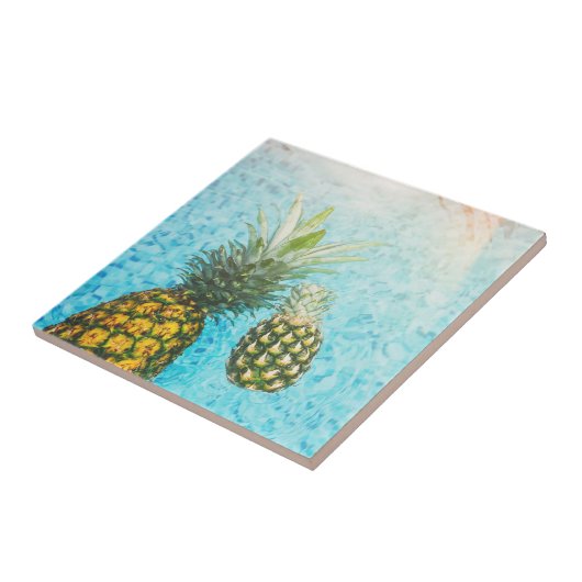 Ananas im Swimmingpool Fliese (Seite)