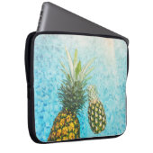 Ananas im Swimmingpool Laptopschutzhülle (Vorne Rechts)