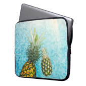 Ananas im Swimmingpool Laptopschutzhülle (Vorderseite Links)