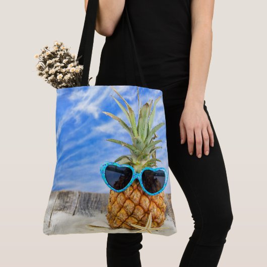Ananas in einer Sonnenbrille mit Seestern Tasche (Von Nahem)