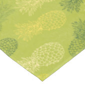 Ananas-Kontur-Muster auf Grün Tischdecke (Schrägansicht)