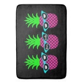 Ananas mit "DIVAtude" und Tiaras Badematte (Vorderseite Vertikal)