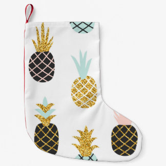 Ananas mit goldenem Glitzer, kreatives Muster. Kleiner Weihnachtsstrumpf