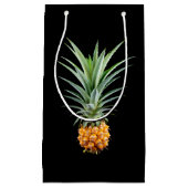 Ananas mit großen Haaren auf schwarzem Hintergrund Kleine Geschenktüte (Vorderseite)