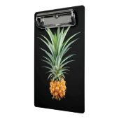 Ananas mit großen Haaren auf schwarzem Hintergrund Mini Klemmbrett (Gewinkelt2)