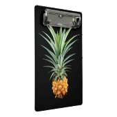 Ananas mit großen Haaren auf schwarzem Hintergrund Mini Klemmbrett (Schrägansicht)