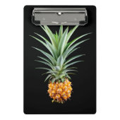 Ananas mit großen Haaren auf schwarzem Hintergrund Mini Klemmbrett (Vorderseite)