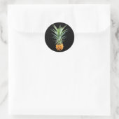 Ananas mit großen Haaren auf schwarzem Hintergrund Runder Aufkleber (Tasche)