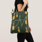 Ananas mit Namen und Anfangsbuchstaben auf dunkelg Tasche (Von Nahem)
