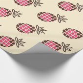 Ananas mit Schokolade und rosa Herzmuster Geschenkpapier (Ecke)