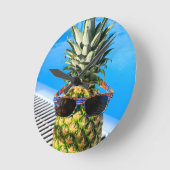 Ananas mit Sonnenbrille im Schwimmbad Runde Wanduhr (Winkel)