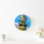 Ananas mit Sonnenbrille im Schwimmbad Runde Wanduhr (Zuhause)