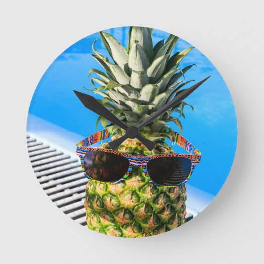 Ananas mit Sonnenbrille im Schwimmbad Runde Wanduhr (Vorderseite)