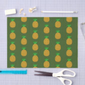Ananas-Muster im grünen Hintergrund Seidenpapier (Handwerk)