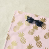 Ananas-Muster und Monogramm aus Gold und Rosa Strandtuch (Beispiel)