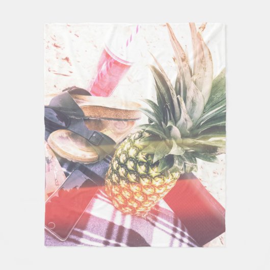 Ananas neben Telefon und Lautsprecher Fleecedecke (Vorderseite)