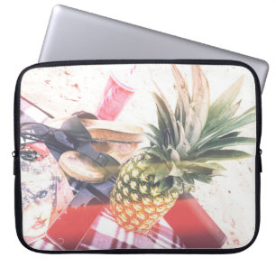 Ananas neben Telefon und Lautsprecher Laptopschutzhülle