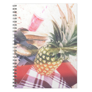 Ananas neben Telefon und Lautsprecher Notizblock