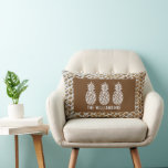 Ananas Personalisiert Lendenkissen<br><div class="desc">Dieses Kissen aus Lumbalstahl wird von drei Ananas hervorgehoben,  ideal für Ihre Zuhause oder als Geschenk für einen neuen Hausbesitzer,  der mit Ihrem Familiennamen personalisiert ist,  auf einem Holzprint-Muster. (Nicht echtes Holz,  es ist eine farbige Abbildung.)</div>