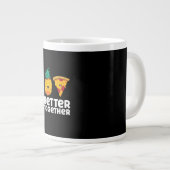 Ananas-Pizza-Better-Together-Spaßiges-Essensdesign Jumbo-Tasse (Vorderseite Rechts)