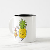Ananas-Pizza Zweifarbige Tasse (Vorderseite Links)