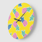 Ananas-Rausch: Heller Cartoon Vintag. Große Wanduhr (Winkel)