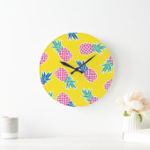 Ananas-Rausch: Heller Cartoon Vintag. Große Wanduhr (Zuhause)