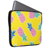 Ananas-Rausch: Heller Cartoon Vintag. Laptopschutzhülle (Vorne Rechts)