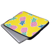 Ananas-Rausch: Heller Cartoon Vintag. Laptopschutzhülle (Vorne Knopf)