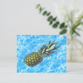 Ananas schweben im Wasser Friedlich Postkarte (Stehend Vorderseite)