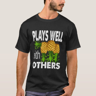Ananas spielen gut mit anderen Swinger T-Shirt