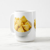 Ananas-Stücke in einer Schüssel Kaffeetasse (Vorderseite Links)