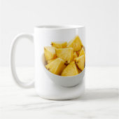 Ananas-Stücke in einer Schüssel Kaffeetasse (Links)
