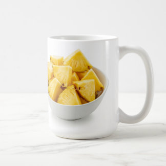 Ananas-Stücke in einer Schüssel Kaffeetasse