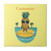 Ananas-Surfer fährt eine Welle Thunder_Cove Fliese (Vorderseite)