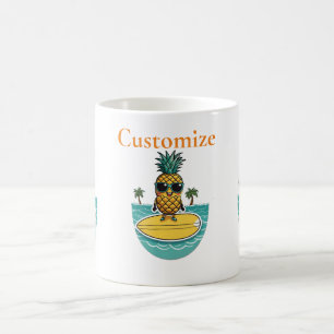 Ananas-Surfer fährt eine Welle Thunder_Cove Kaffeetasse