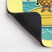 Ananas-Surfer fährt eine Welle Thunder_Cove Mousepad (Ecke)