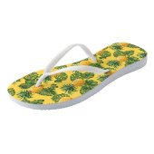 Ananas u. tropisches Blätter auf Gold Badesandalen (Schrägansicht)