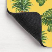 Ananas u. tropisches Blätter auf Gold Mousepad (Ecke)