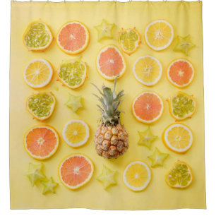 Ananas, umgeben von Zitrusfrüchten Duschvorhang