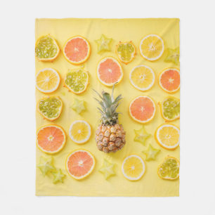 Ananas, umgeben von Zitrusfrüchten Fleecedecke