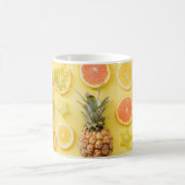 Ananas, umgeben von Zitrusfrüchten Kaffeetasse (Mittel)