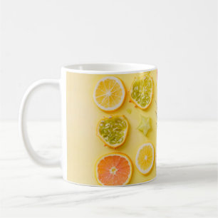 Ananas, umgeben von Zitrusfrüchten Kaffeetasse