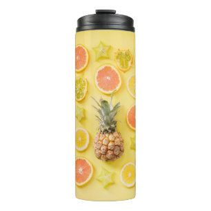 Ananas, umgeben von Zitrusfrüchten Thermosbecher