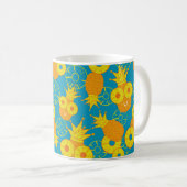 Ananas- und Ananas-Ringe. Nahtloser Doodkrug Kaffeetasse (VorderseiteRechts)