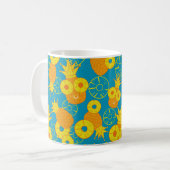 Ananas- und Ananas-Ringe. Nahtloser Doodkrug Kaffeetasse (Vorderseite Links)