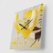 Ananas- und Ingwer-Fresca-Cocktail Quadratische Wanduhr (Winkel)